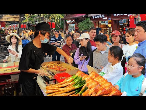 Видео: Рынок Old Street Market в центре Куньмина, Китай, полон интересных закусок.