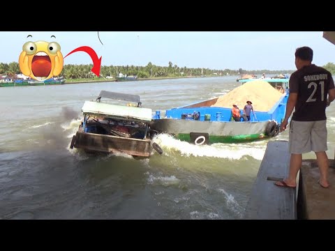 Видео: [582] Лодка столкнулась с баржей, падающие в воду кокосы были слишком опасны