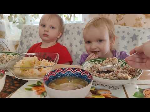 Видео: ЗАВТРАК 🍽МАЛЫШНЯ👶👶РИСУЮТ🖌МАМА ГОТОВИТ...