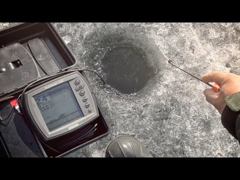 Видео: [Школа рыболова] - Ловля плотвы по последнему льду с использованием летнего эхолота