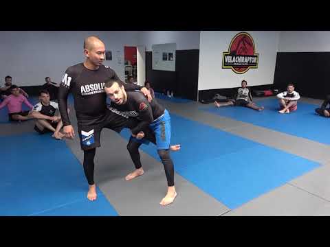 Видео: Бросок на одной ноге. Завершите движением по трубе или поднимите ногу.