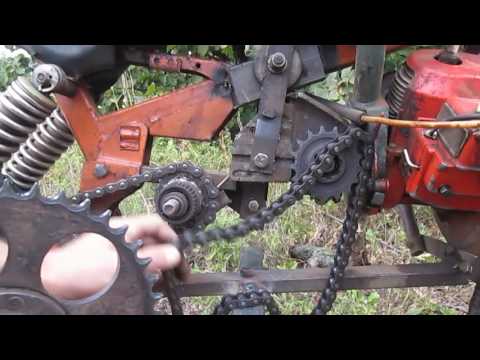 Видео: Обзор мопеда из бензопилы, самоделка. Как устроены узлы привода.Этого еще никто не знает!!!