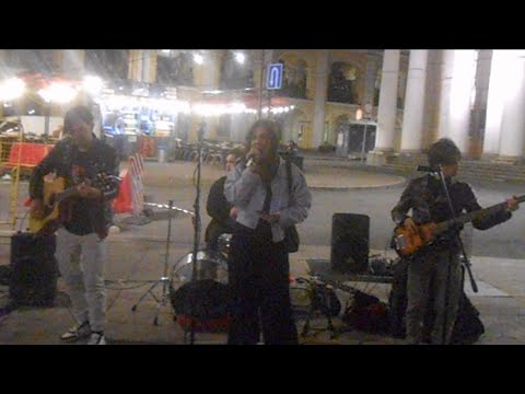Видео: Уличные музыканты Питер гр. Шумные соседи и Женя на Думской 14 сентября ч2 - Самый Дорогой человек
