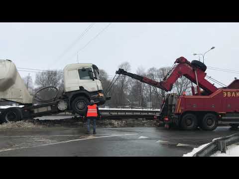 Видео: Цементовоз залетел на дорожное ограждение/ДТП/Трасса М5 Урал 39-й км./Грузовой эвакуатор
