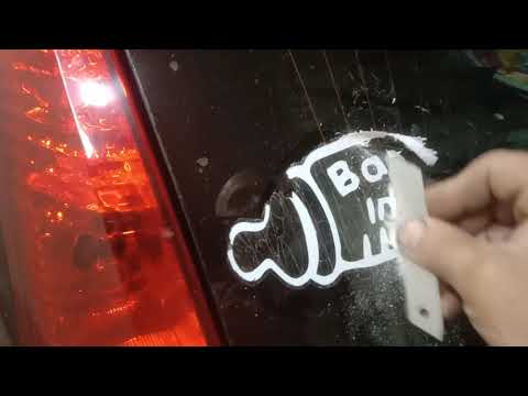 Видео: как удалить наклейку с заднего стекла лезвием