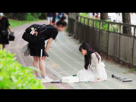 Видео: Как студент, который видел женщину с болью ног, действует?