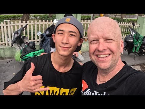 Видео: НАКОНЕЦ-ТО! Я нашёл лучшего 5-звёздочного уличного барбера в Ханое.