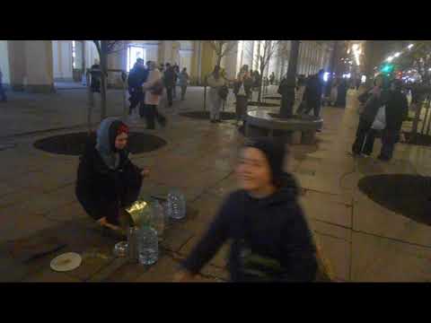 Видео: Уличный музыкант Питер  Парень играет на бутылках у Перинных рядов Гостинка 8 ноября