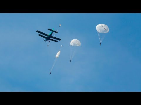 Видео: ОЗНАКОМИТЕЛЬНЫЕ ПРЫЖКИ (с парашютами Д-6)