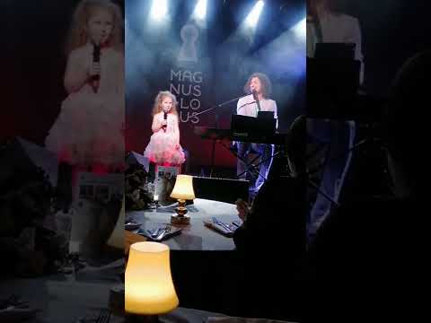 Видео: Манечка с папой поет песенку про себя. Творческий вечер Александра Бардина