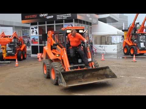 Видео: Акробатические номера мини-погрузчика Locust на СТТ-2013