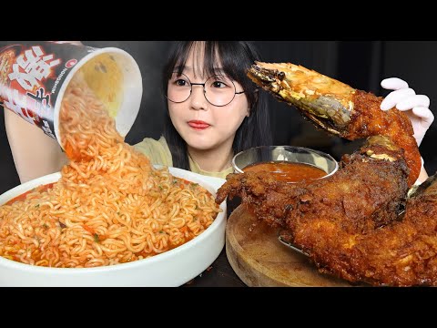 Видео: Супер острый рамен и гигантские жареные креветки🍜🍤Mukbang ASMR