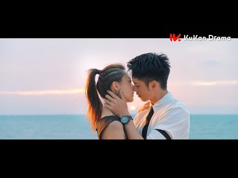 Видео: Состоятельная наследница и красавчик-телохранитель сняли клип на пляже. Они обнялись и поцеловались.