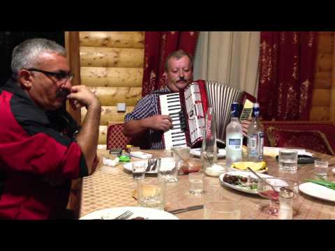 Видео: Багаудин поет друзьям. Даргинская песня. Избербаш.