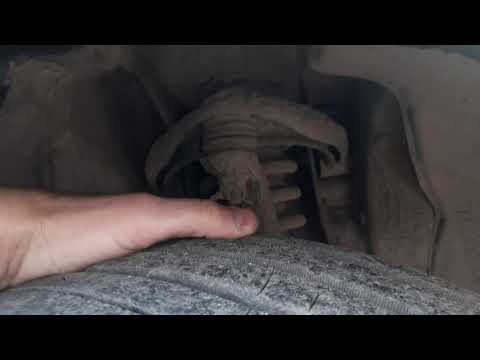 Видео: Диагностика верхней шаровой опоры на машине. Передняя подвеска.