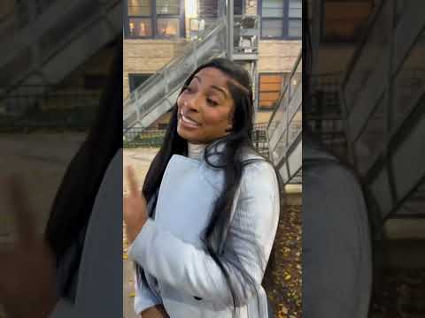 Видео: Шарру застаёт в одиночестве парень её сестры, и он говорит ей, что она прекрасна.