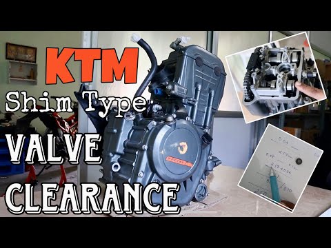 Видео: Проверка и регулировка зазора клапана с помощью прокладок — KTM 390