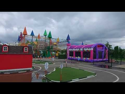 Видео: 20 Наш Юг. Адлер в октябре 2022. Отель Бархатные сезоны Екатерининский квартал. Обзор территории