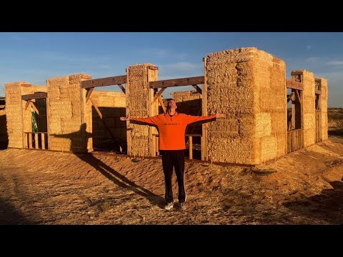 Видео: Завершаем строительство стен из соломенных блоков | Пара строит дом из соломенных блоков в пустыне