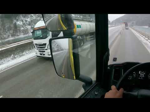 Видео: Спрях на забранен паркинг, пълен с емигранти | Denis Kadirow TruckVloger
