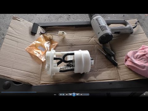 Видео: Замена топливного фильтра на Nissan JUKE 1,6 Ниссан Жук 2011 года 2часть