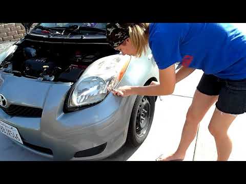Видео: Замена ламп в фарах Toyota Yaris