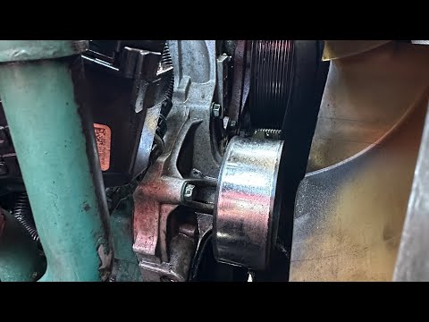 Видео: Как заменить водяной насос на Volvo vnl d13 Mack