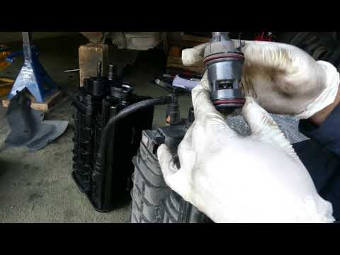 Видео: Замена адсорбера EVAP для Honda Crv 2007 года