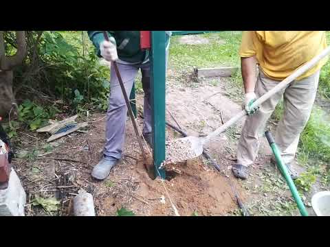 Видео: Утрамбовка (забутовка) столбов щебнем