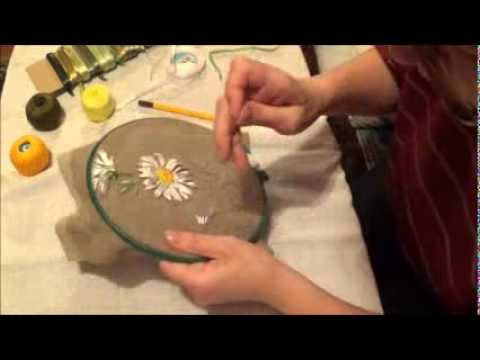Видео: Вышивка лентами для начинающих. Ромашка (часть 2)