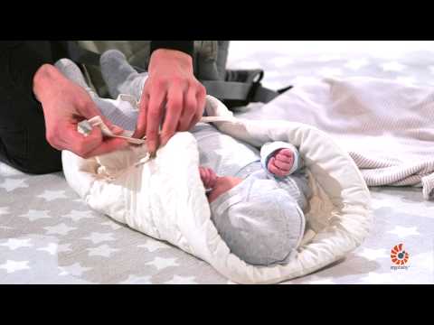 Видео: Как использовать вкладыш для младенцев? | Переноска-кенгуру 360 | Стояние | 2014 | Ergobaby