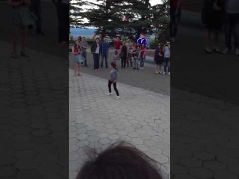 Видео: Девочка взорвала интернет!