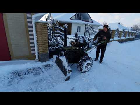 Видео: Уборка снега мотоблоком с турбиной.