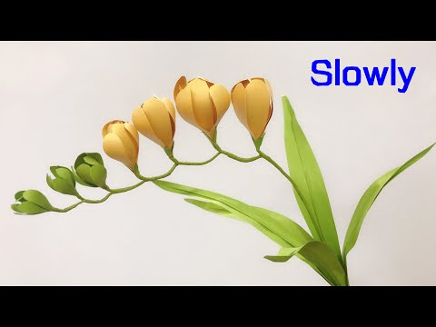 Видео: ABC TV | Как сделать легкий бумажный цветок фрезии (медленно) - Учебник по рукоделию