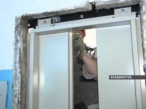 Видео: В многоэтажных домах Владивостока устанавливают новые лифты