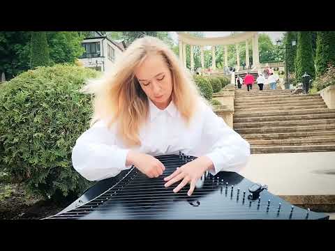 Видео: Гусли в Кисловодске. Девушка играет на гуслях.
