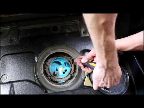 Видео: Замена топливного модуля в баке на Volkswagen Tiguan 2,0 Фольксваген Тигуан 2009 год
