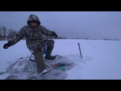 Видео: Зимняя рыбалка с палаткой!