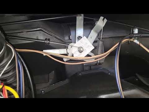 Видео: Jeep CJ7 1981 258. Кабели панели приборов (вентиляция/обогреватель/вентилятор) за панелью приборо...