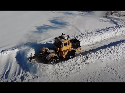 Видео: Трактор Кировец. Ночной вызов. Бью дороги после метели.