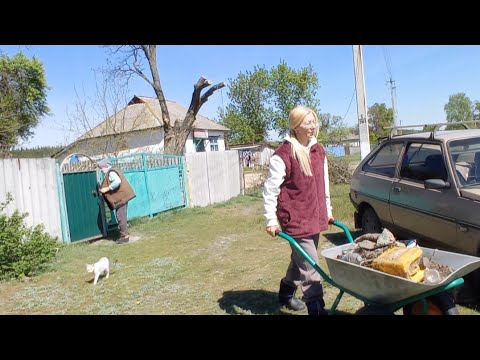 Видео: Приехали до бабуси и посадили картошку. Вывезли мусор. История от бабуси про голодного зятя