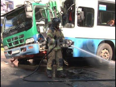 Видео: Два человека попали в больницу после столкновения автобуса и грузовика в Хабаровске. Mestoprotv