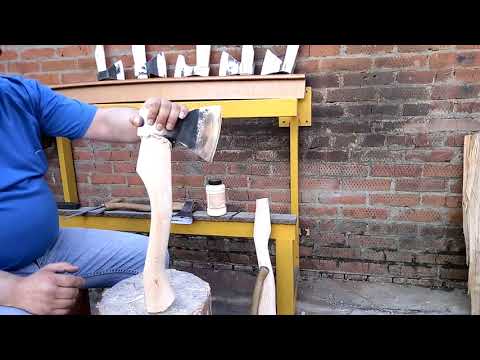 Видео: Как практично и грамотно насадить топор.