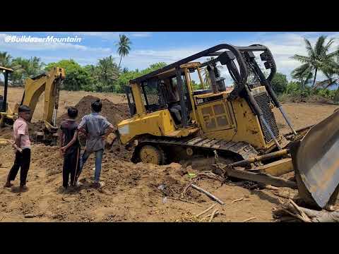 Видео: Удивительная работа Cat D6R XL Dozer Costct Recovery с помощью Backhoe Loader Cat 426F2