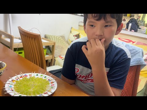 Видео: Старость- радость? Маленькие виноградинки готовит Сёмка. 