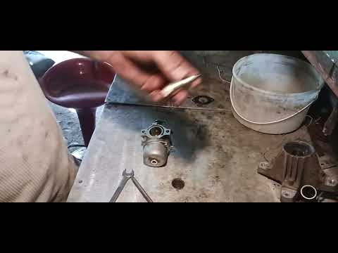 Видео: как снять карбюратор и почистить его на газонокосилке John Deere LA105 с двигателем B&S мощностью...