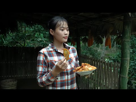 Видео: Путь молодой девушки, живущей в дремучем лесу, которая собирает бананы для приготовления пищи и выжи