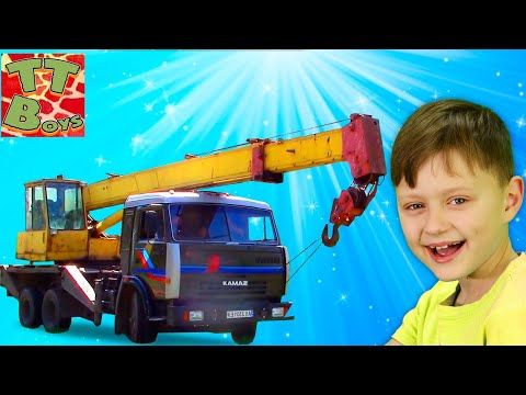 Видео: Строительные Машинки - Обзор Автокрана с Игорьком - поднимаем и опускаем стрелу Видео для детей
