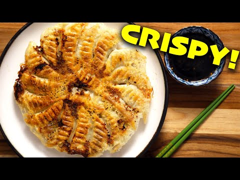 Видео: Сделайте ваши замороженные пельмени суперхрустящими с помощью этого простого лайфхака