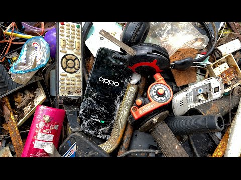 Видео: Ищем телефон на свалке || Восстановление телефона со свалки